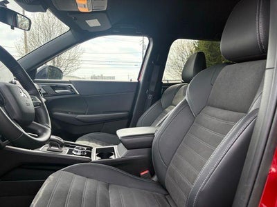 2024 Mitsubishi Outlander SE Black Edition w/Pano Roof